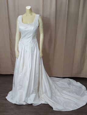 Classic Ivory Satin Bridal Gown with Square Neck and Train